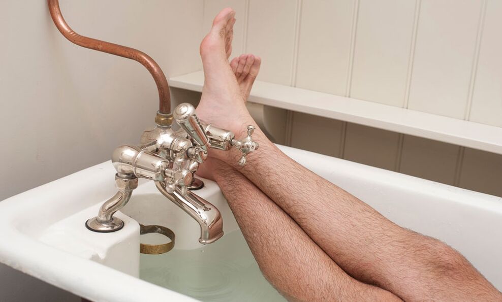 Un home toma un baño con refresco